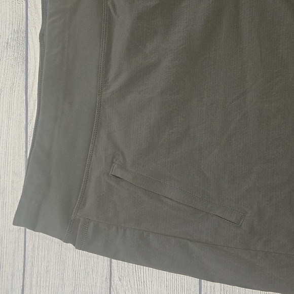 Athleta Women's Trekkie North Shorts Green Size 26 NWT - Picture 3 of 11